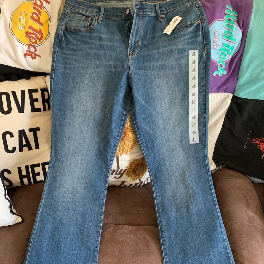 Old navy curvy midrise bootcut jeans. Size 14. new with tags. Med denim color